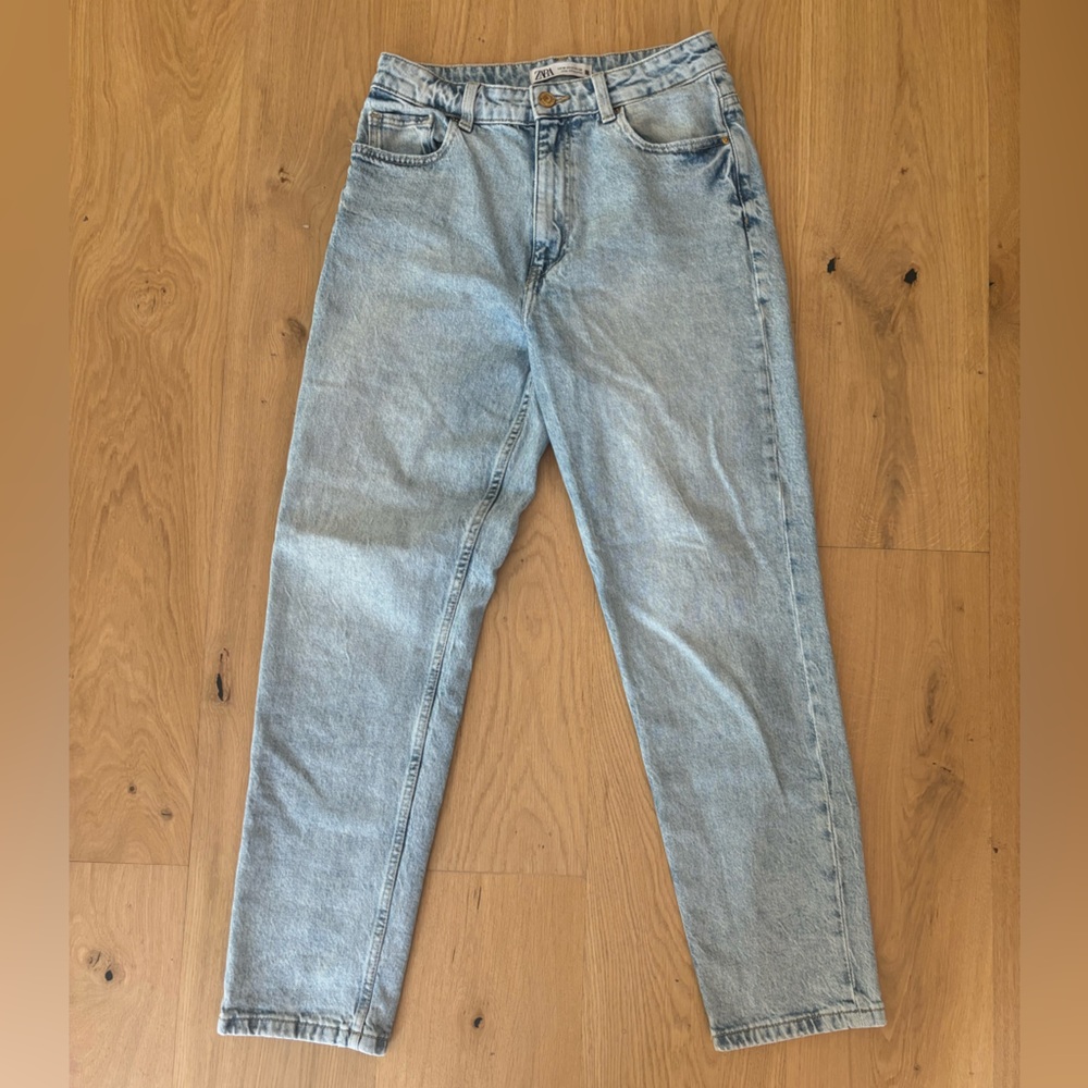 Zara High-Wasted Mom Jeans Light Wash